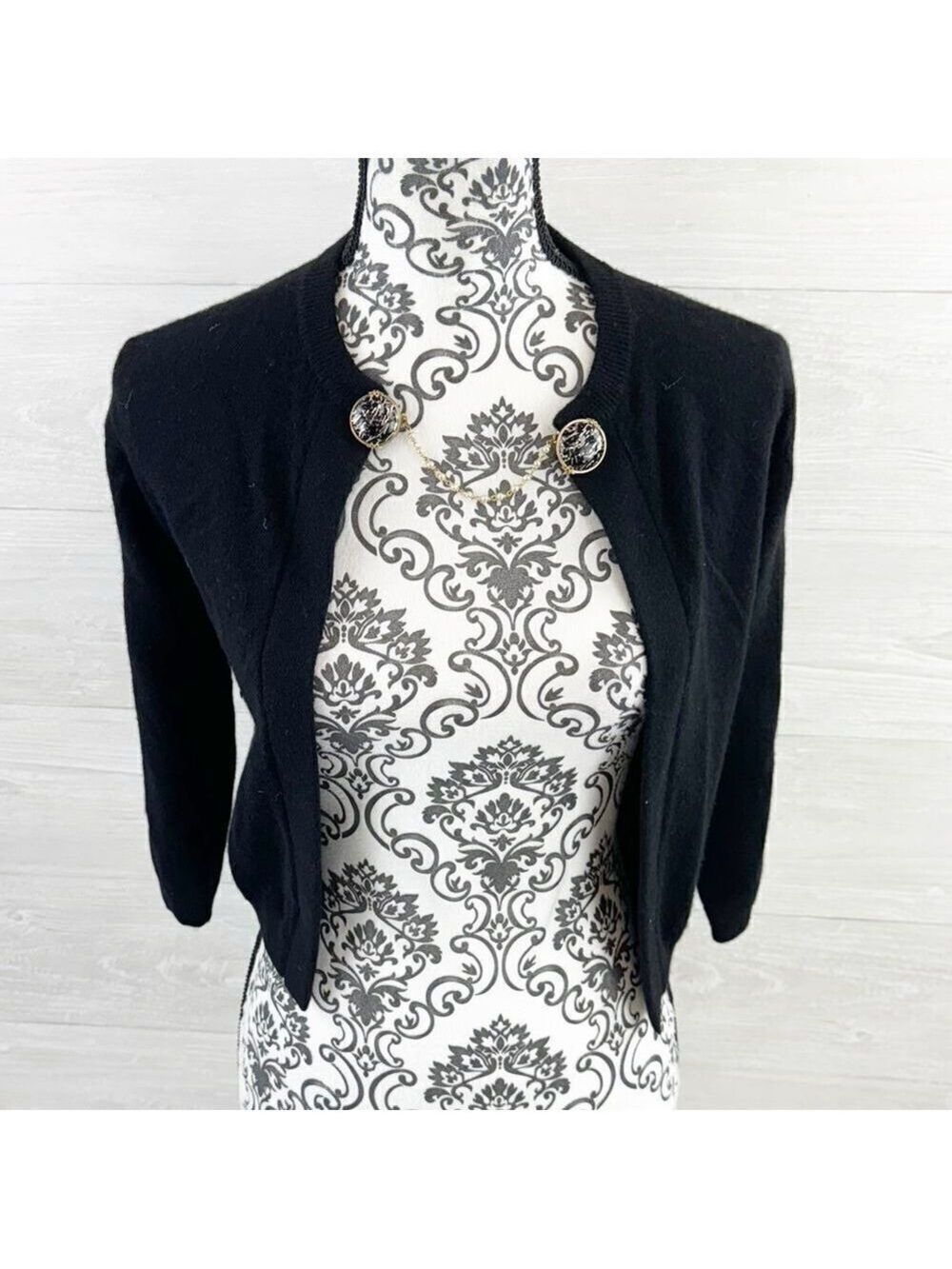 CashmereCashmere Clip Front One Front Cropped Cashmere Sweater
